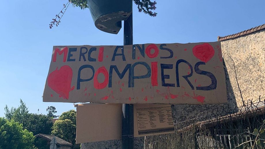 EN IMAGES - Incendies en Gironde : la solidarit� avec les pompiers accroch�e aux fen�tres des Girondins