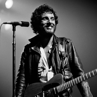 ruce Springsteen performing on stage - Born to Run Tour en octobre 1975