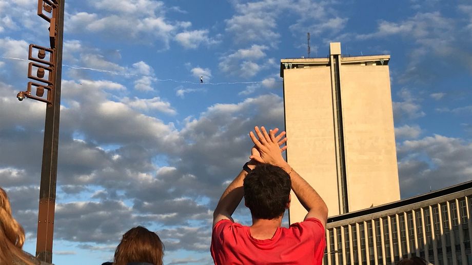 PHOTOS - Le funambule Nathan Paulin a reli� les deux rives de la Seine sur son fil