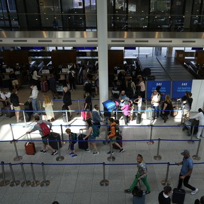 Des passagers à l'aéroport de Copenhague, le 2 juillet 2022.