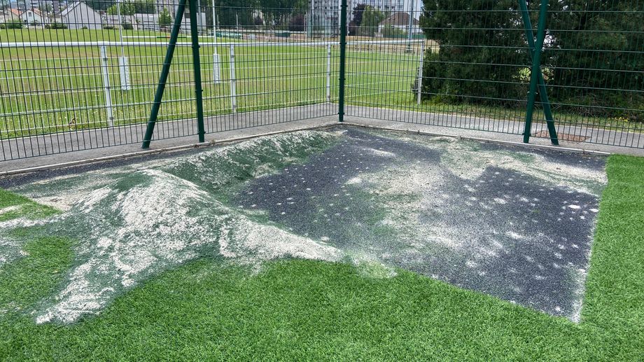 À Fleury-les-Aubrais, 30 m² de la pelouse synthétique du terrain de rugby dérobés