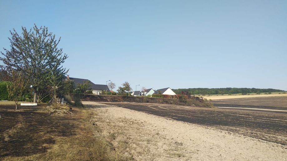 VID�O - Apr�s l'incendie � Moreuil, les d�mineurs interviennent sur un obus d�couvert dans le champ calcin�