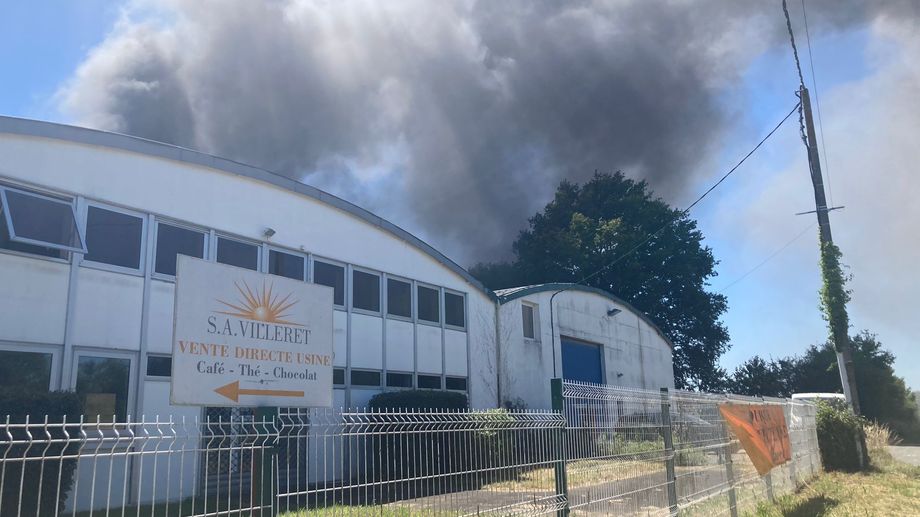 Sautron : un important panache de fum�e apr�s l'embrasement d'une benne � ordures