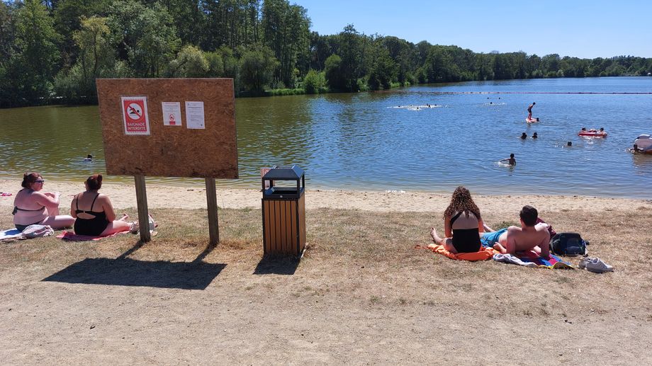 Malgr� la chaleur, la baignade est interdite � Argentr� faute de ma�tre-nageur