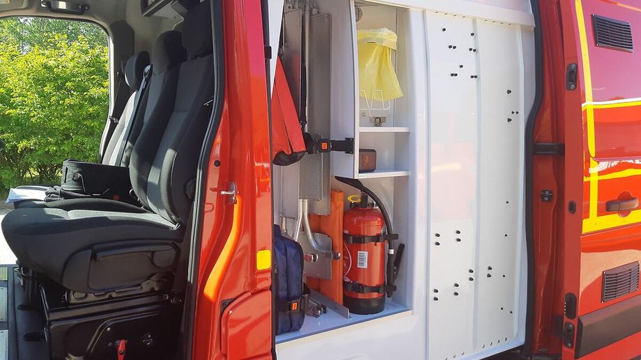 Une voiture finit sa course dans un platane � N�mes, deux bless�s dont un tr�s grave