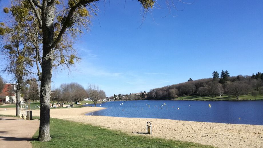 La ville de Guéret suspend à nouveau, temporairement, la baignade au plan d'eau de Courtille !