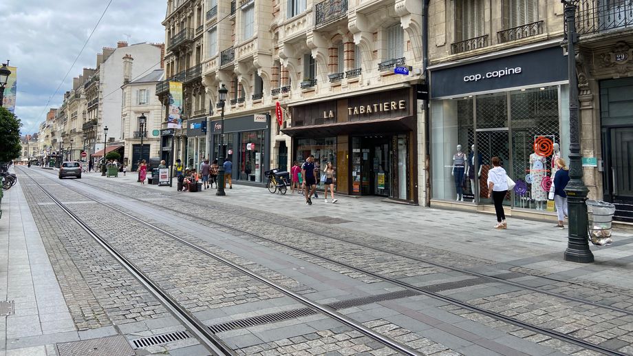 La clim portes ouvertes, une pratique courante dans les magasins d'Orlans