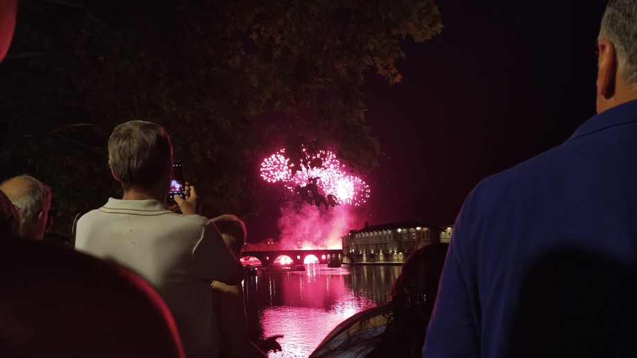 VID�O - 14-Juillet : le retour du feu d'artifice sur la Garonne � Toulouse
