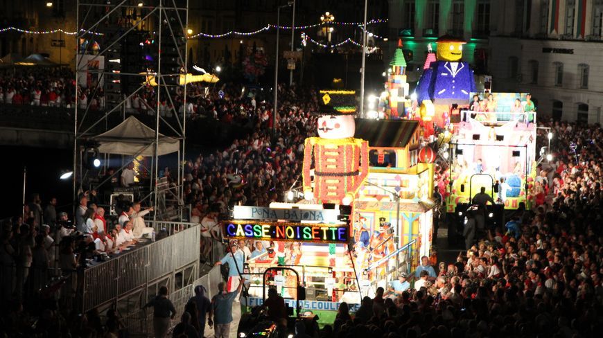 F�tes de Bayonne : le corso lumineux et ses 10 chars d�cor�s