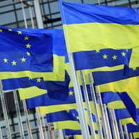 Une photo prise le 7 mars 2022 montre des drapeaux de l'UE et des drapeaux ukrainiens flottant près du Parlement européen à Strasbourg, dans l'est de la France.