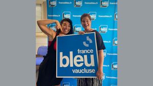 Elodie Poux au micro de Karine Hurstel sur France Bleu Vaucluse