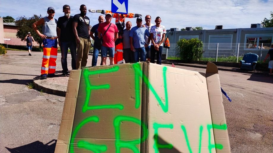 Auxerre : les �boueurs mobilis�s lancent une caisse de gr�ve pour faire durer le mouvement