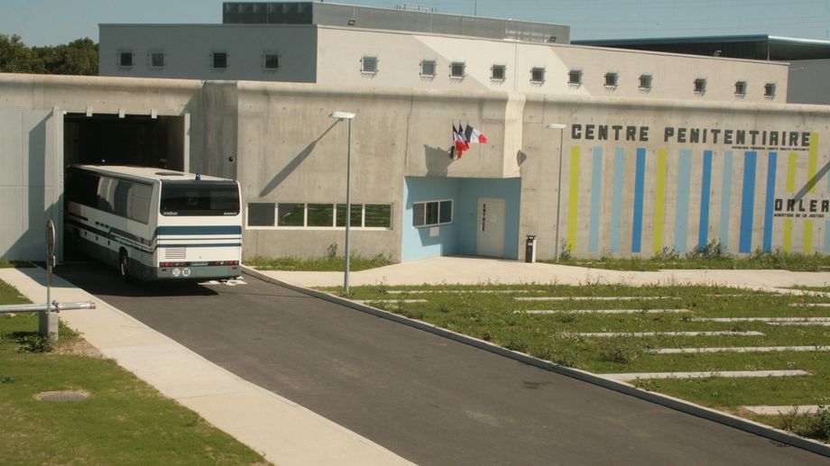 Centre pnitencier de Saran : un dtenu rest cinq heures sur le toit de la cour, plac en garde  vue