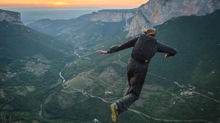 Le base-jump interdit depuis le Viaduc de Millau : plus de 1.700 personnes signent une p�tition 