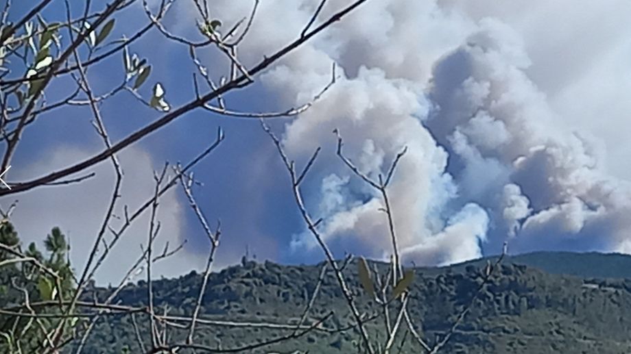 Un spectaculaire incendie � la limite du Gard et de l'Ard�che
