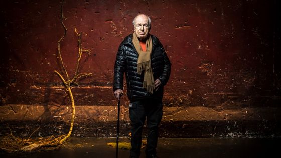 Peter Brook dans son théâtre des Bouffes du Nord, à Paris