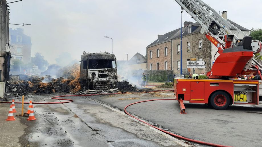 Une circulation altern�e mise en place dans le bourg d'Aron apr�s l'incendie d'un camion
