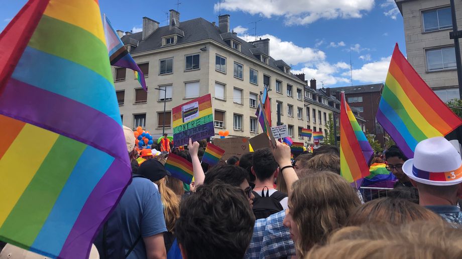 EN IMAGES - Plus de 1500 personnes rassembl�es � la Gaypride d'Amiens 