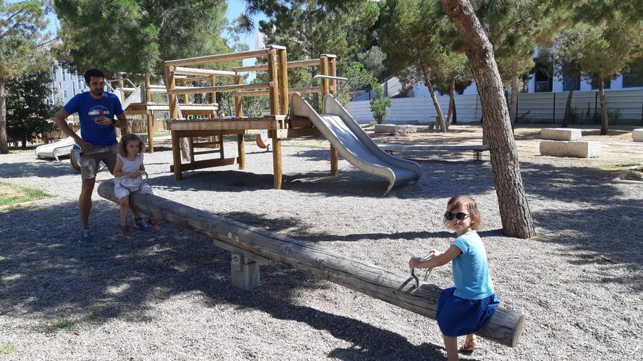 �lot au milieu du b�ton, un parc de jeux pour enfants porte d'Aix � Marseille 