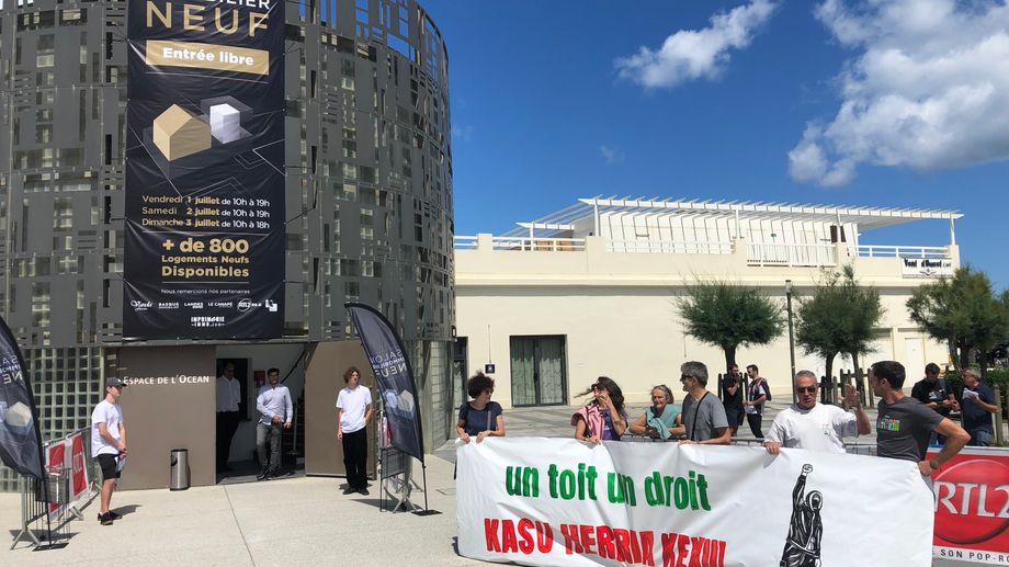 Au salon de l'immobilier, la manifestation vire � la discussion entre militants et professionnels 