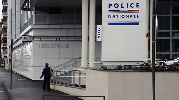 Des �tudiants menac�s au couteau � Clermont-Ferrand, la police appelle � la prudence