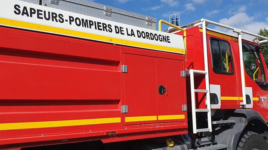 Un tracteur-tondeuse prend feu en Dordogne et provoque l'incendie d'une maison