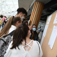 Des lycéens découvrent leurs résultats au baccalauréat à Périgueux, le 6 juillet 2021.