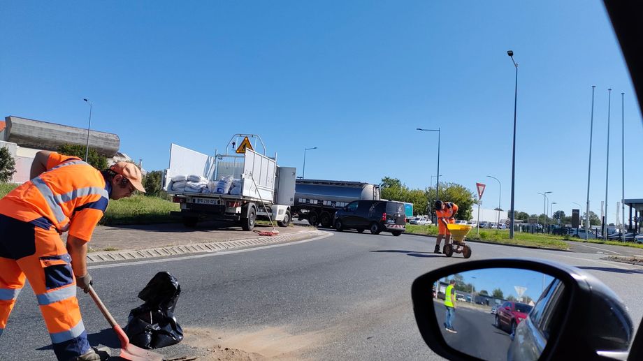 Op�ration de nettoyage en cours sur la rocade sud de Ch�teauroux apr�s une fuite de liquide de refroidissement