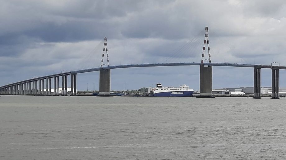 Jeune femme jet�e du pont de Saint-Nazaire : 