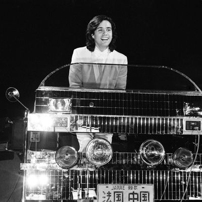 Jean-Michel Jarre en concert à Shanghai en octobre 1981, Chine.
