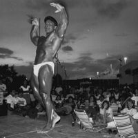 Le culturiste Bryan McClusky sur une plage, en 1988.