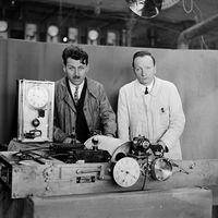 Présentation de la 1ère horloge parlante par les ingénieurs Nimier et Legoff à l'Académie des sciences le 21/03/1932