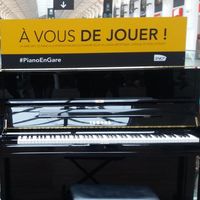 En 2012, les premiers pianos libre d'accès étaient mis en place dans les gares de France.