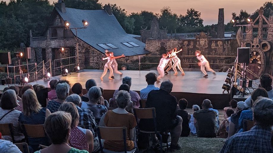 Les nuits de la Mayenne : lancement au musée Robert Tatin du 49e festival de théâtre itinérant