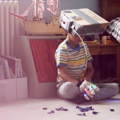 Garçon portant un casque de réalité virtuelle fait maison