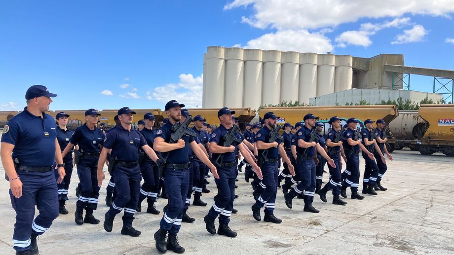 Avant le d�fil� du 14 juillet, entra�nement intensif � La Rochelle pour la douane