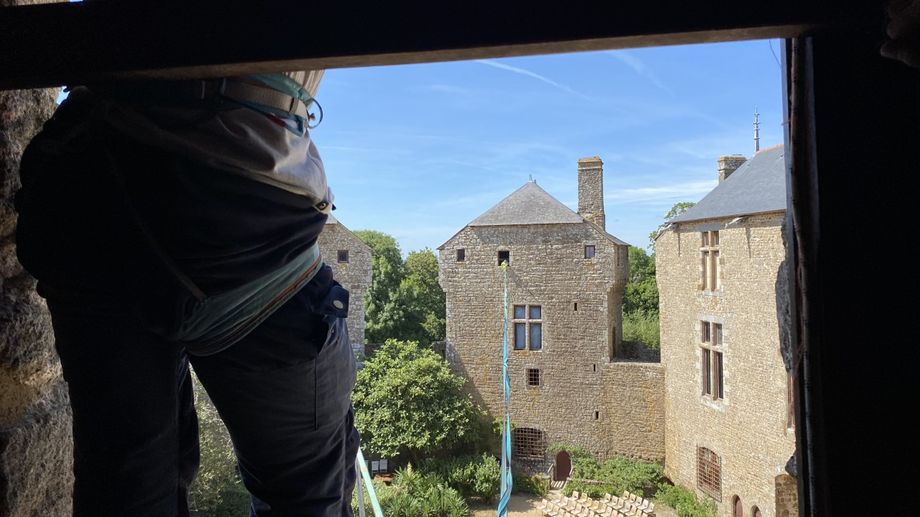 VID�O - Ces acrobates marchent � 10 m�tres de haut entre les tours du ch�teau de Lassay-les-Ch�teaux