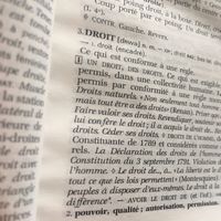 Définition du terme "Droit" dans le dictionnaire Le Robert.