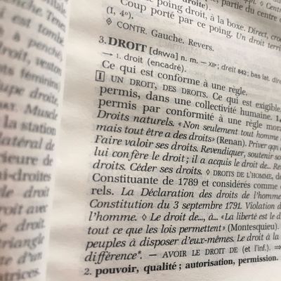 Définition du terme "Droit" dans le dictionnaire Le Robert.